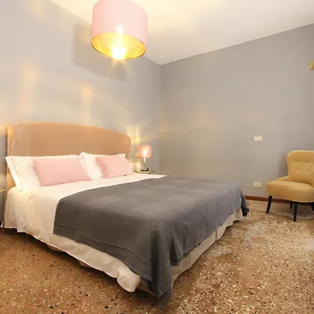 Rialto Market Apartment Venice